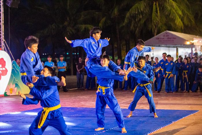 Các võ đạo sinh biểu diễn Vovinam. Ảnh: BẢO LÂM