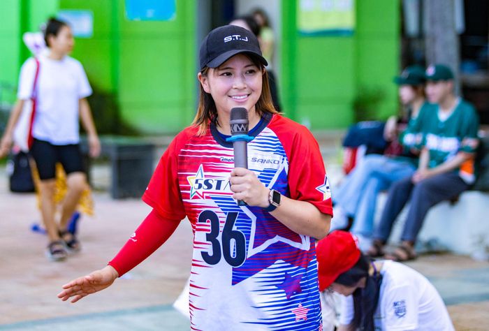 Nữ tuyển thủ Baseball5 Nhật Bản Ayako Rokkaku hướng dẫn người dân trải nghiệm bộ môn mới mẻ này. Ảnh: BẢO LÂM