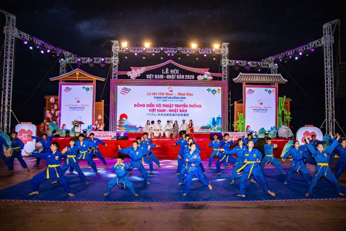 Hoạt động biểu diễn võ thuật truyền thống Việt Nam - Nhật Bản được tổ chức bài bản, chuyên nghiệp tại lễ hội. Ảnh: BẢO LÂM