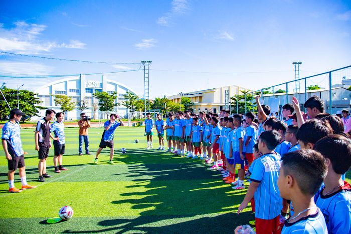 Các huấn luyện viên đến từ Câu lạc bộ Kawasaki Frontale (Nhật Bản) giới thiệu, hướng dẫn hoạt động chơi bóng cho thiếu niên Đà Nẵng. Ảnh: BẢO LÂM