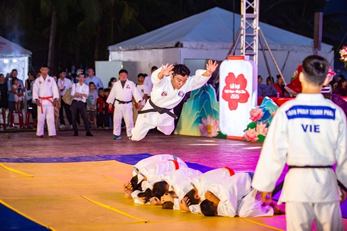 Các võ đạo sinh trình diễn kỹ thuật võ Judo. Ảnh: BẢO LÂM