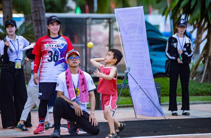 Trẻ em Đà Nẵng được hướng dẫn chơi trực tiếp Baseball5 tại Công viên Biển Đông chiều 11/7. Ảnh: BẢO LÂM