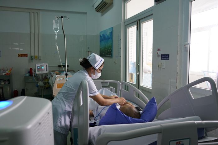 Bệnh nhân cao tuổi mắc nhiều bệnh lý cần được theo dõi, chăm sóc thường xuyên trong quá trình điều trị. Trong ảnh: Nhân viên y tế Khoa Lão khoa (Bệnh viện C Đà Nẵng) chăm sóc bệnh nhân cao tuổi. Ảnh: TRÂM ANH