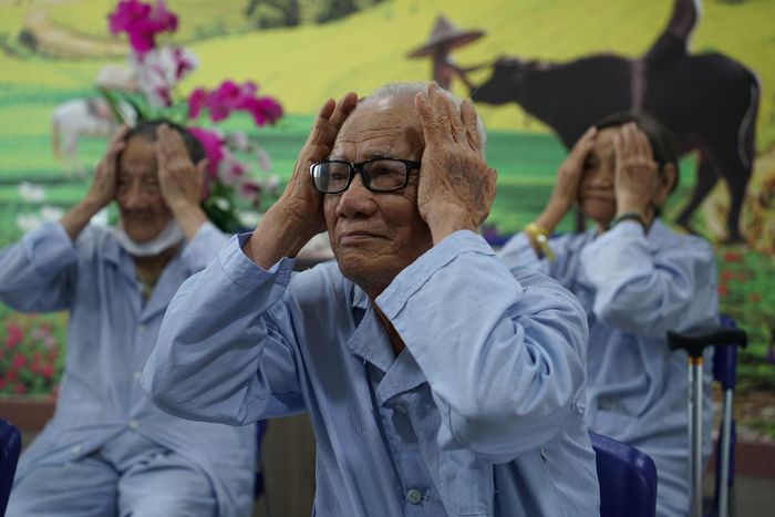 Duy trì vận động giúp bệnh nhân cao tuổi tăng khả năng tự chăm sóc trong sinh hoạt hằng ngày. Ảnh: TRÂM ANH