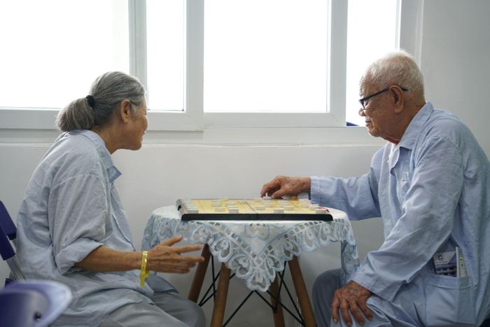 Chăm sóc lão khoa không chỉ tập trung điều trị bệnh mà còn hướng tới duy trì chất lượng sống cho bệnh nhân. Ảnh: TRÂM ANH