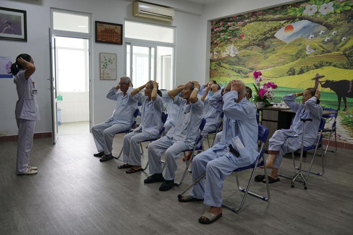 Bệnh nhân cao tuổi tập vận động nhẹ tại Khoa Lão khoa (Bệnh viện C Đà Nẵng). Ảnh: TRÂM ANH