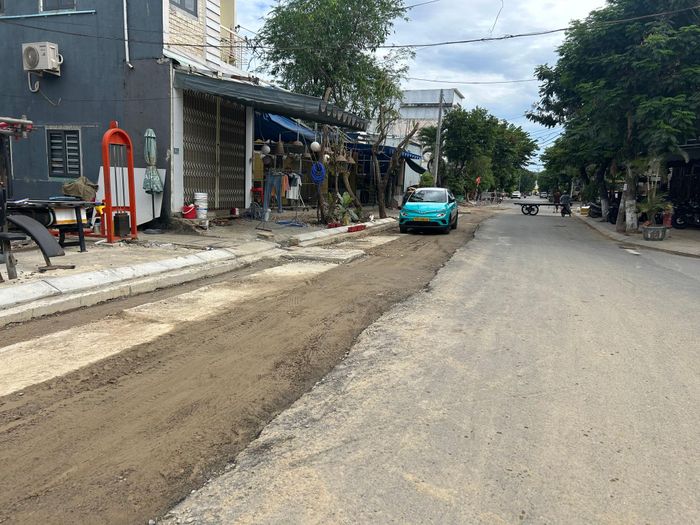 Việc sớm hoàn thành dự án sẽ góp phần bảo đảm an toàn giao thông và chỉnh trang đô thị khu vực. Ảnh: VY DŨNG