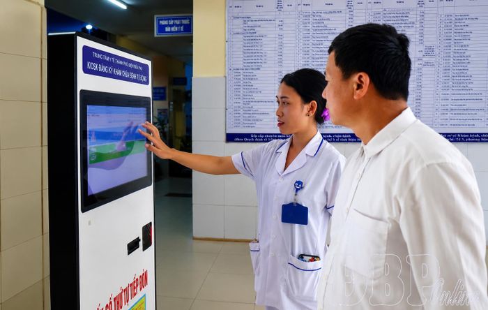 Hướng dẫn bệnh nhân sử dụng Kiosk đăng ký khám chữa bệnh tự động tại Trung tâm Y tế Điện Biên Phủ.