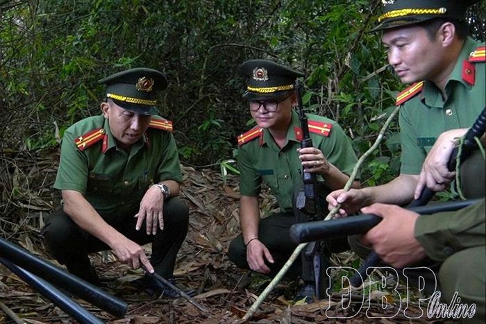 Trung tá Vừ A Bình (ngoài cùng bên trái), Trưởng Công an xã Mường Nhé cùng đồng đội triển khai nhiệm vụ bảo vệ an ninh trên địa bàn.