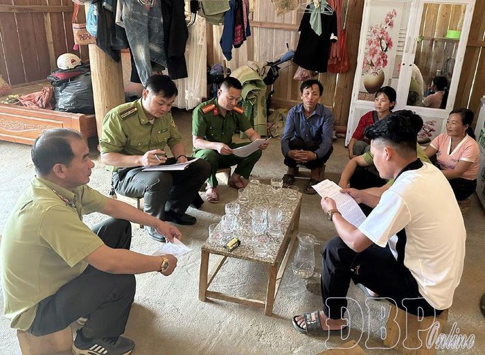 Lực lượng Kiểm lâm tỉnh Điện Biên phối hợp kiểm tra xác minh vụ phá rừng tại tiểu khu 821, khoảnh 8, lô 12d, phường Mường Lay (giáp bản Nậm Pồ, xã Nậm Hàng, tỉnh Lai Châu).