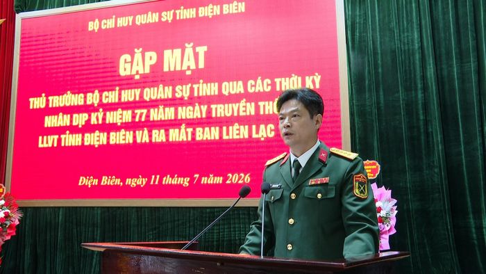 Đại tá Trịnh Đức Thiêm Ủy viên Ban Thường vụ Tỉnh ủy, Chỉ huy trưởng Bộ CHQS tỉnh chủ trì buổi gặp mặt.