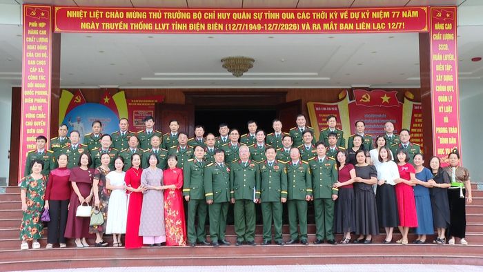 Đại biểu chụp ảnh lưu niệm.
