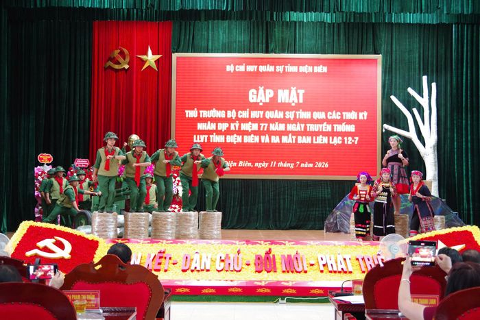 Tiết mục văn nghệ chào mừng tại buổi gặp mặt.