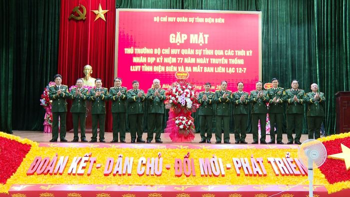 Ban liên lạc 12/7 ra mắt.