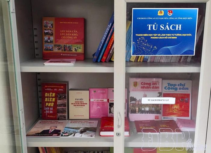 Mô hình “Tủ sách thanh niên học tập và làm theo tư tưởng, đạo đức, phong cách Hồ Chí Minh” của Công an xã Nậm Nèn có nhiều đầu sách đa dạng các lĩnh vực.