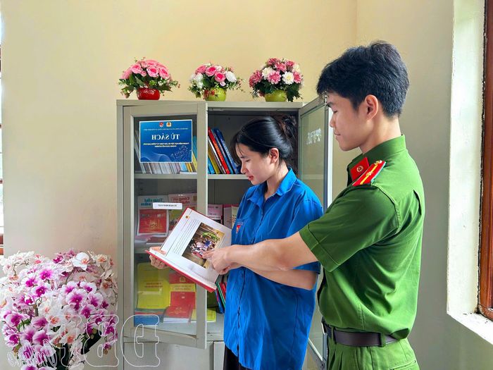 Thiếu úy Đào Hải Đăng, Công an xã Nậm Nèn trao đổi thông tin hữu ích từ những cuốn sách với đoàn viên trong xã.
