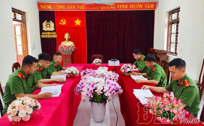 Việc đọc và cùng nhau trao đổi về những nội dung hay góp phần tạo nên môi trường học tập tích cực tại Công an xã Nậm Nèn.