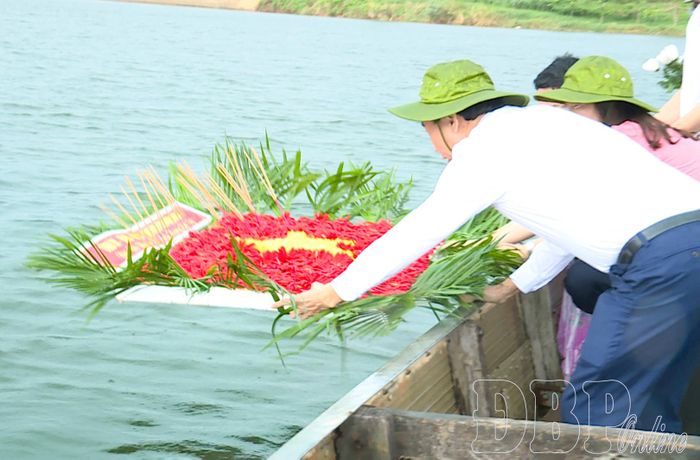 Chủ tịch UBND tỉnh Lê Văn Lương cùng đoàn công tác dâng hoa tại Bến thả hoa bờ Nam sông Thạch Hãn.
