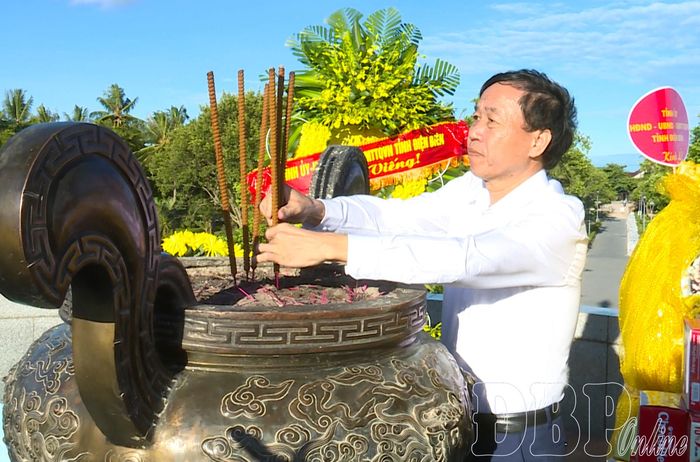 Đồng chí Lê Văn Lương, Phó Bí thư Tỉnh ủy, Chủ tịch UBND tỉnh dâng hương tri ân các Anh hùng, liệt sĩ tại Di tích Quốc gia đặc biệt Thành cổ Quảng Trị.