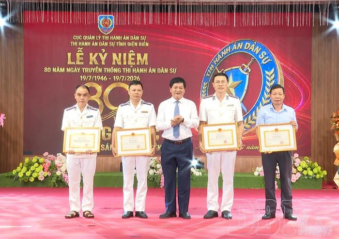 Thừa ủy quyền của Bộ Trưởng Bộ Tư pháp, đồng chí Lê Thành Đô, Phó Bí thư Thường trực Tỉnh ủy, Chủ tịch HĐND tỉnh trao Bằng khen cho 1 tập thể, 3 cá nhân có thành tích xuất sắc trong thực hiện nhiệm vụ và các phong trào thi đua.