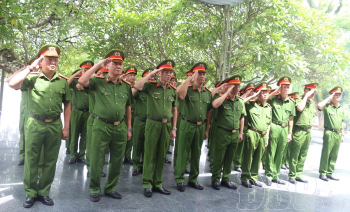 Đoàn công tác dành một phút mặc niệm thể hiện lòng biết ơn sâu sắc đối với công lao to lớn của các thế hệ cha anh.