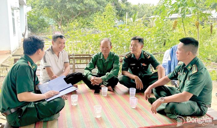 Bộ đội Biên phòng Đồng Nai tuyên truyền về chuyển đổi số và pháp luật cho Tổ nhân dân số 10, thôn Đoàn Kết, xã Thiện Hưng.