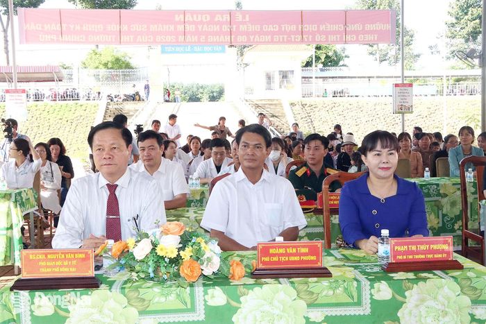 Đại biểu dự Lễ ra quân chiến dịch 180 ngày khám sức khỏe định kỳ toàn dân tại Trường phổ thông Dân tộc nội trú THCS Lộc Ninh. Ảnh: Quang Minh