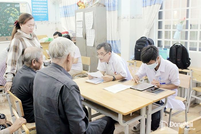 Người dân phấn khởi khi được tiếp cận dịch vụ khám sức khỏe ngay tại địa phương. Ảnh: Thái Chung