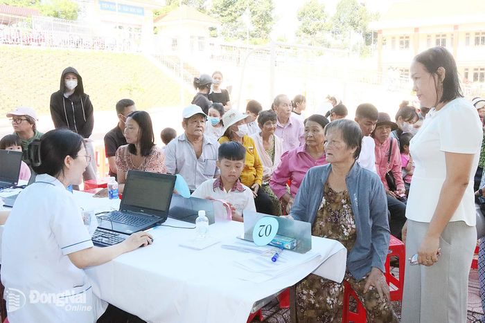 Sau buổi lễ, người dân được khám sức khỏe tại 2 điểm trên địa bàn. Trong ảnh: Người dân được tư vấn, khám bệnh tại điểm Trường phổ thông Dân tộc nội trú THCS Lộc Ninh. Ảnh: Quang Minh