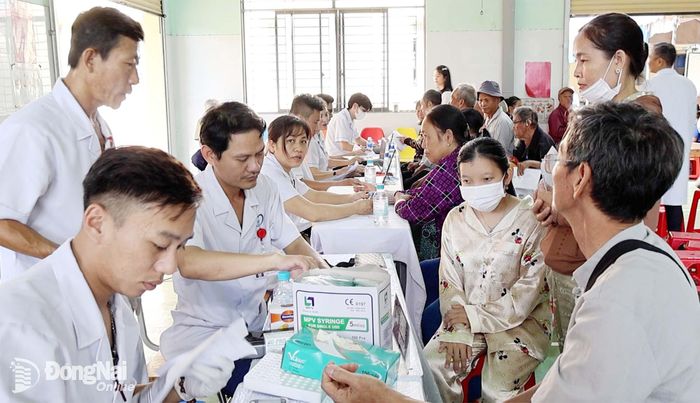 Tiếp cận dịch vụ y tế là điều mong chờ của nhân dân xã biên giới Lộc Thành. Ảnh: Viết Cường