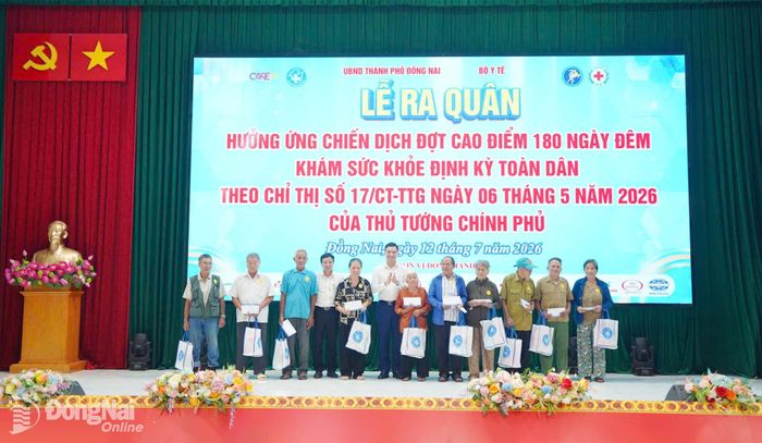 Đại diện các đơn vị trao quà, học bổng cho học sinh, gia đình có hoàn cảnh khó khăn tại chương trình. Ảnh: Lê Duy