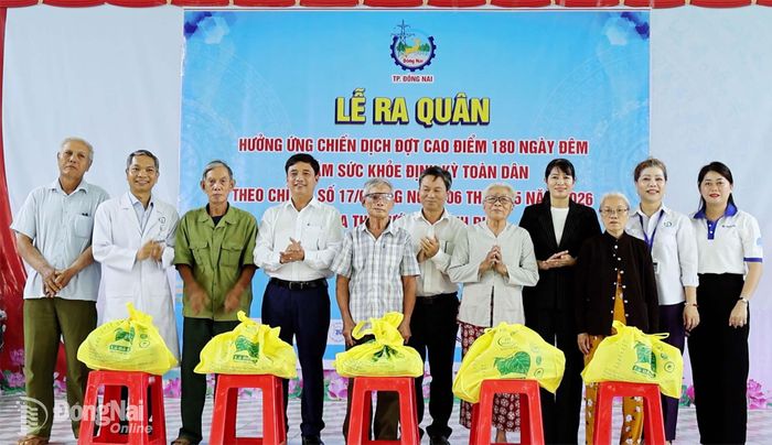 Lãnh đạo UBND xã Lộc Thành, Sở Y tế và đại diện Bệnh viện Đa khoa Thống Nhất tặng quà cho người dân có hoàn cảnh khó khăn. Ảnh: Viết Cường