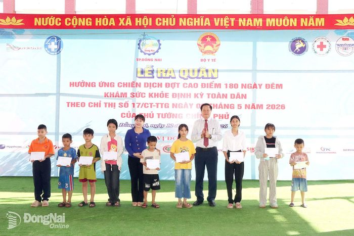 Các em học sinh có hoàn cảnh khó khăn được tặng quà tại buổi lễ. Ảnh: Quang Minh