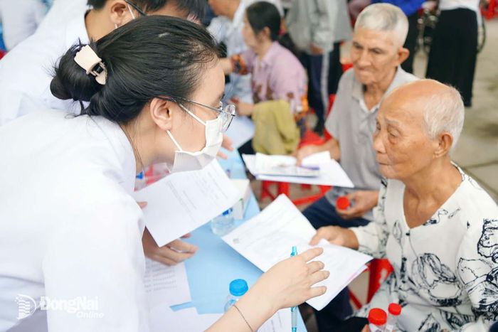 Người dân được khám bệnh, sàng lọc và tư vấn sức khỏe tại chương trình. Ảnh: Lê Duy