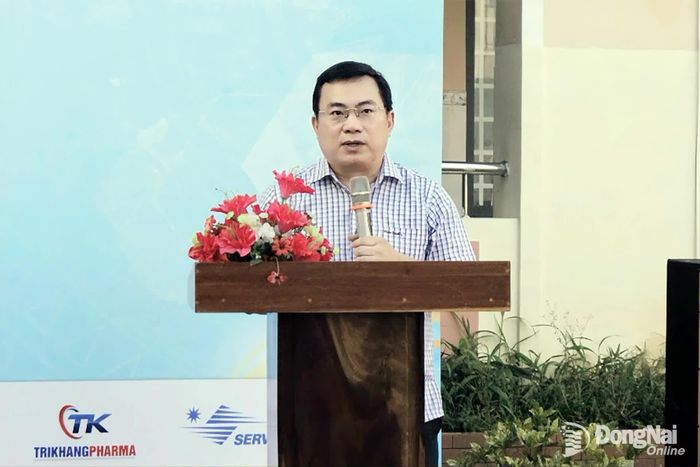 Phó Giám đốc Sở Y tế thành phố Đồng Nai Văn Thanh Bình phát biểu phát động lễ ra quân. Ảnh: Thái Chung