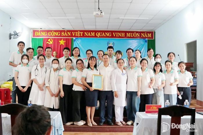 Ủy ban nhân dân xã Lộc Thành tặng thư cám ơn cho bệnh viện Hoàn Mỹ Bình Phước