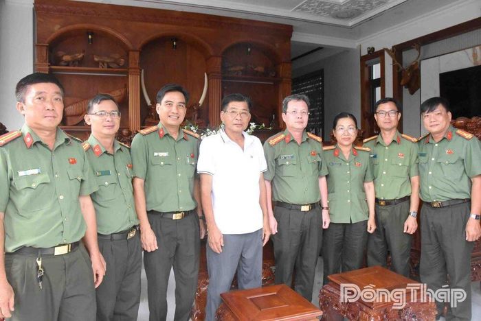 Đoàn Công an tỉnh thăm hỏi, tặng quà các đồng chí nguyên Giám đốc Công an tỉnh qua các thời kỳ. Ảnh: LÊ HOÀI