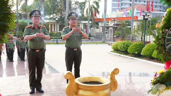 Thiếu tướng Lâm Phước Nguyên, Giám đốc Công an tỉnh và Đại tá Nguyễn Minh Tân, Phó Giám đốc Công an tỉnh; cùng cán bộ, chiến sĩ dâng hương, tưởng niệm Chủ tịch Hồ Chí Minh tại Khu truyền thống Công an tỉnh. Ảnh: Duy Phương