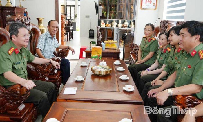 Đoàn Công an tỉnh thăm hỏi, tặng quà các đồng chí nguyên Giám đốc Công an tỉnh qua các thời kỳ. Ảnh: Thanh MỸ - TRỌNG TÍN