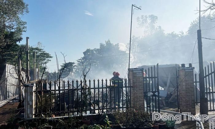 Lực lượng Phòng cháy chữa cháy và Cứu nạn cứu hộ Công an tỉnh dập tắt hoàn toàn đám cháy, tránh cháy lan sang hộ dân khác.
