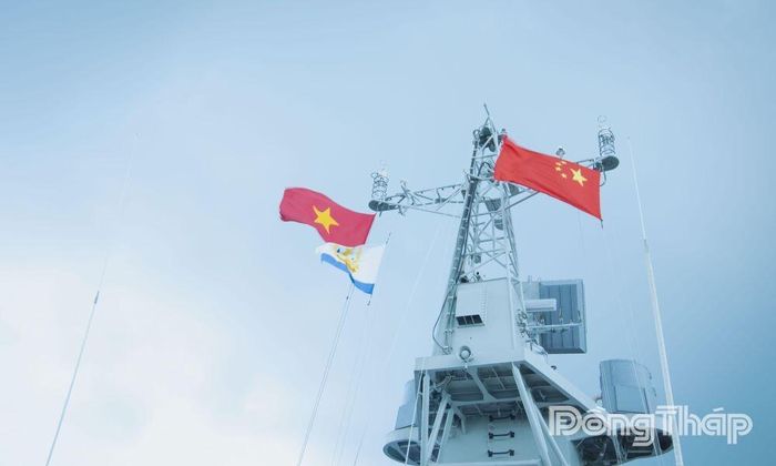 Lá cờ Tổ quốc 2 nước tung bay trên tàu 380, thể hiện tình hữu nghị Việt Nam - Trung Quốc bền chặt.