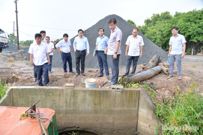 Đồng chí Nguyễn Phước Thiện kiểm tra tại vị trí xả nước thải sau xử lý, nước mưa của khu công nghiệp trên địa bàn.
