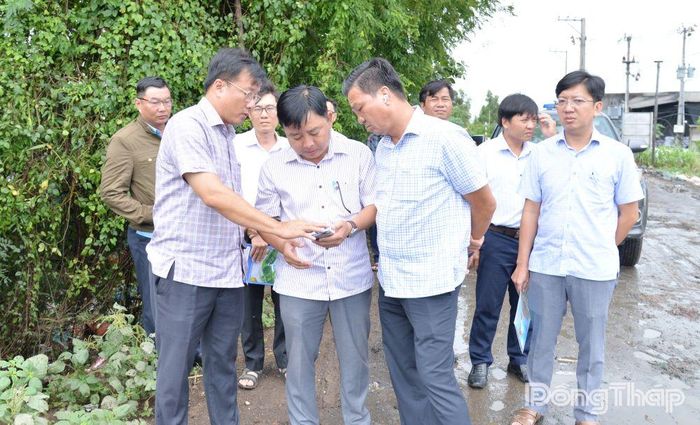 Đồng chí Nguyễn Phước Thiện khảo sát thực địa tại bãi rác Tân Lập 1.