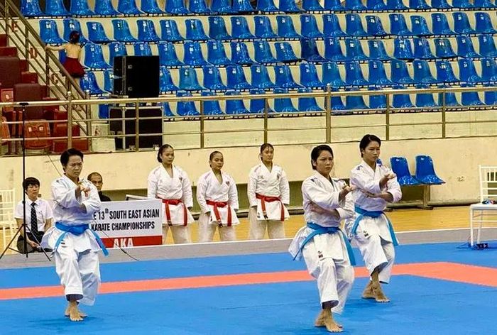 VĐV Việt Nam thi đấu nội dung kata đồng đội nữ. Ảnh: MINH CHIẾN