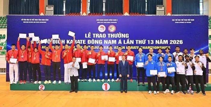 Chiến thắng tại nội dung kumite đồng đội nam của võ sĩ chủ nhà Việt Nam. Ảnh: AKF