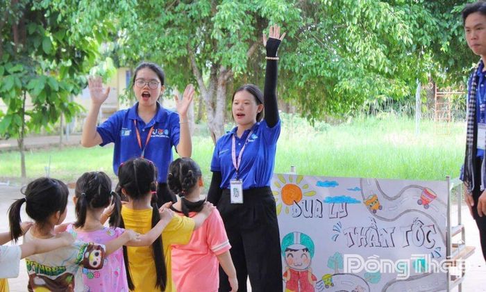 Đoàn Thanh niên - Hội đồng Đội xã Phú Hựu cùng sinh viên Trường Đại học Công nghiệp TP. Hồ Chí Minh tổ chức hoạt động “Sinh hoạt trẻ em”.