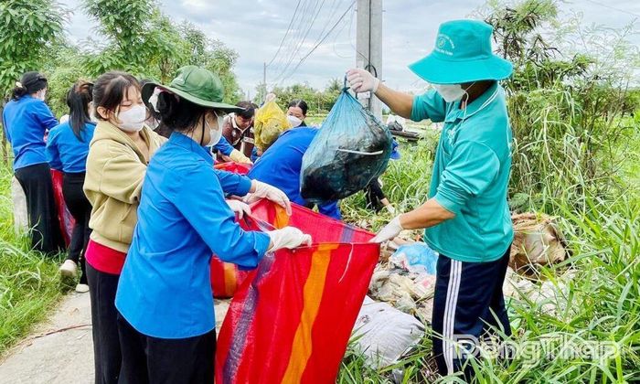 Sinh viên tình nguyện Trường Cao đẳng Nông nghiệp Nam bộ chung tay xây dựng cảnh quan môi trường xanh - sạch - đẹp tại địa phương.