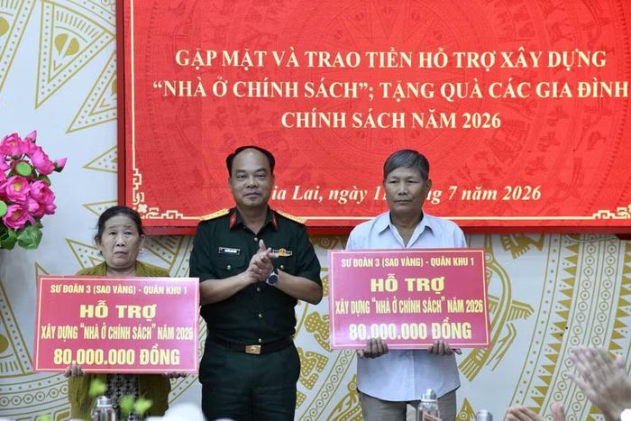 Đại tá Nguyễn Anh Tuấn - Sư đoàn trưởng Sư đoàn 3 trao kinh phí hỗ trợ gia đình chính sách ở xã Hoài Ân xây dựng nhà ở. Ảnh: H.P