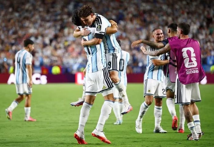 Siêu phẩm của Alvarez đưa Argentina vào bán kết nghẹt thở. Ảnh: Reuters