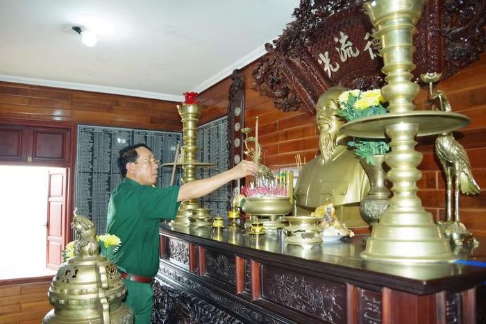  Đại tá Nguyễn Duy Nhanh - Phó Sư đoàn trưởng, Tham mưu trưởng Sư đoàn 31 thành kính dâng hương tưởng nhớ các anh hùng liệt sĩ của đơn vị. Ảnh: N.Tùng 